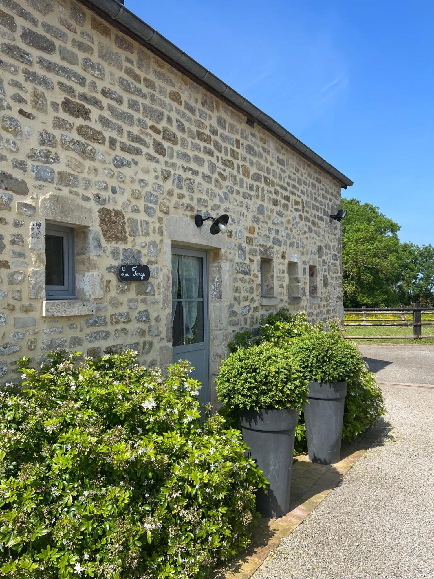 Вилла La Forge, Gite Familial,A Sainte Mere Eglise Экстерьер фото